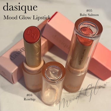 一目惚れリップ𓂃💄🫧

dasique
ムードグロウリップスティック
04 ローズヒップ
05 ベビーサーモン

Qoo10公式定価　¥1,540
(メガ割時　¥1,112にて購入)
※dasiqueQoo10公式送料無料ライン　¥2,000)

┈┈┈┈┈┈┈ ❁ ❁ ❁ ┈┈┈┈┈┈┈┈

オススメ韓国リップ💄🇰🇷
パケ可愛い〜とサンプルを手に取ったら、ローズヒップに一目惚れしました🤫💗

ということで、前回のメガ割の時に送料無料にしたくて2本購入。既存4色と追加新色4色で8色あります。2本目どれにするか迷いましたが、オレンジ寄りの気分で追加新色のベビーサーモンに🐟🧡

✔︎するする塗れる
✔︎パケ優勝
✔︎保湿オイル配合
　(ダマスクローズオイル・アボカドオイル・スイートアーモンドオイル)

使用感✎𓈒𓂂𓏸
めっちゃ可愛い色💄🤍しかもパケも可愛い.ᐟ.ᐟ
ティントではないので色はあまり残らず塗り直しが必要になりますが、汚い落ち方はしません🙆‍♀️
多少唇皮剥けするので、私は事前のワセリン必須です。

𓊆𝟘𝟜 ℝ𝕠𝕤𝕖𝕙𝕚𝕡𓊇
黄味にも青味にもふれすぎない、ニュートラルで使いやすいピンクです！落ち着いた色味でお出かけにもオフィスにもOKな感じです🙌
ヘビロテ確定𖤐˒˒

𓊆𝟘𝟝 𝔹𝕒𝕓𝕪 𝕊𝕒𝕝𝕞𝕠𝕟𓊇
HPの画像がコーラルピンクに見えましたが、実際は薄いオレンジって印象です。サーモンの刺身の色に白味を足した感じ💡私は1stブルベ夏なので単品だと少し浮き気味に…01のクリームサンドと迷ったのですが、クリームサンドにしておけば良かった🙊💭
イエベ春さんは使いやすそうな印象です🤍


#dasique #デイジーク #ムードグロウリップスティック #04_ローズヒップ #05_ベビーサーモン #リップ #口紅 #韓国コスメ #韓国メイク  #衝動買いコスメ の画像 その0