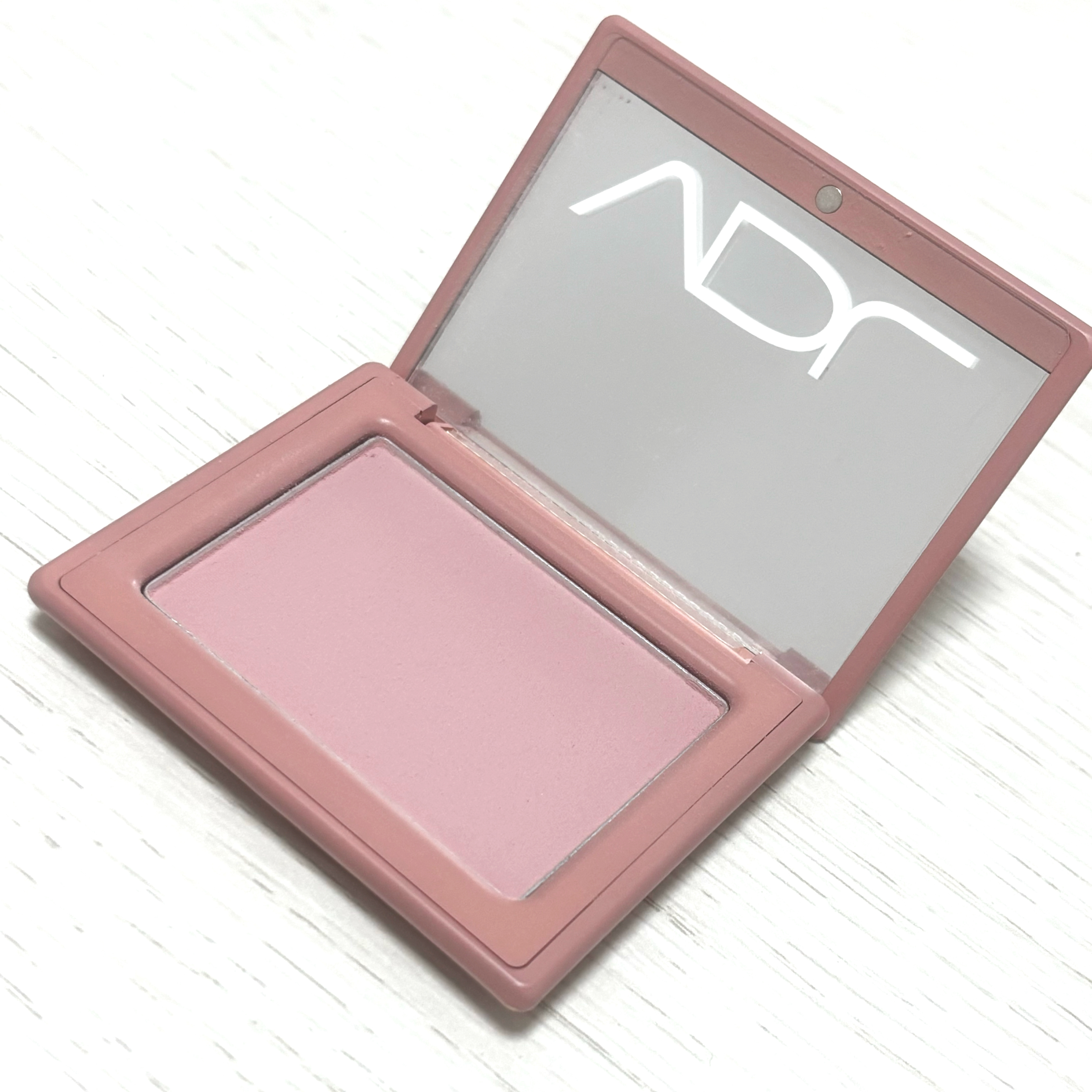 VDL チークステイン ブラッシャーのクチコミ「
︎【VDL】

︎✿チークステイン ブラッシャー 
02 フェイバリット ラベンダー

︎✿.....」（2枚目）