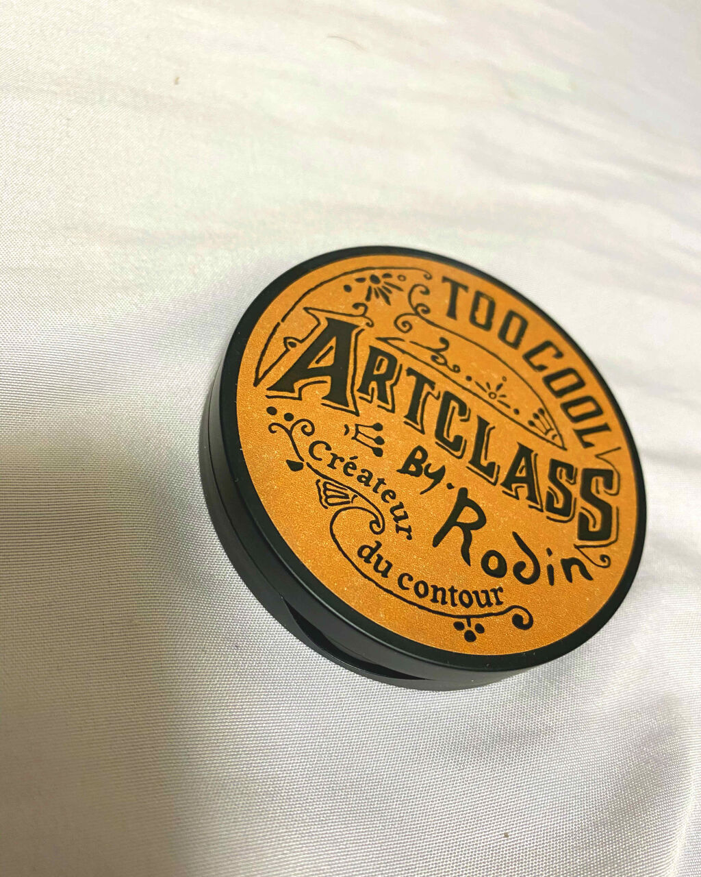 有名人から韓国コスメ好きでない人まで皆が使っているシェーディングを機になって購入してみました。PLAZAだと2000円くらいしますが、ネットなら1200円ぐらいでブラシなしのものが買えます。Too cool for schoolといえばやは