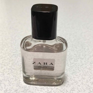 ZARA フルーティーオードトワレです。

甘い香りの中に爽やかさがあります。
好き嫌いは分かれるのかと思います。

でもZARAに置いてあった香水の中でで1番キツくなかったです(笑)

#ZARA #