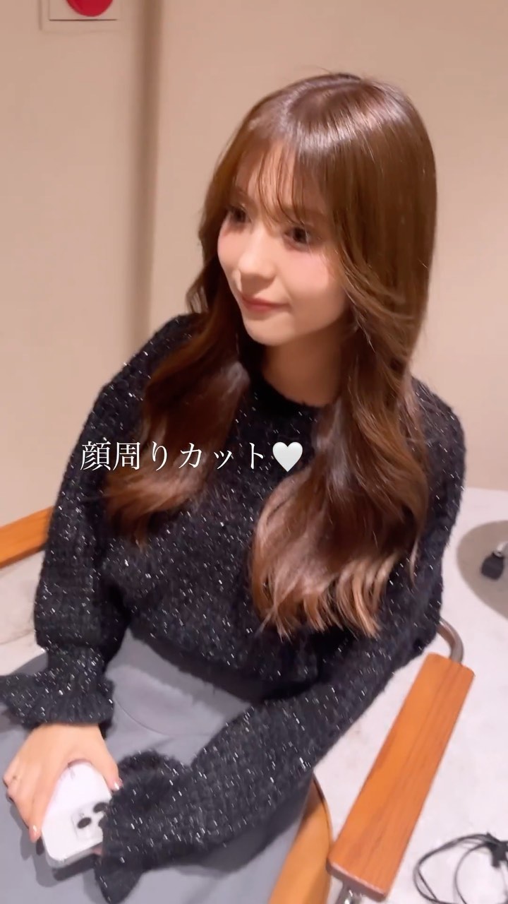 大切なお顔周りのカットと、
薄めバング🤍
　
全体は重ためのスタイルで、
艶感重視のヘアスタイル💇🏼‍♀️🩷🩷

#おもためロング
#お顔周りカット 

カラーは、
アッシュと、オリーブ、ほんのりラベンダーで
柔らかいブラウンに�