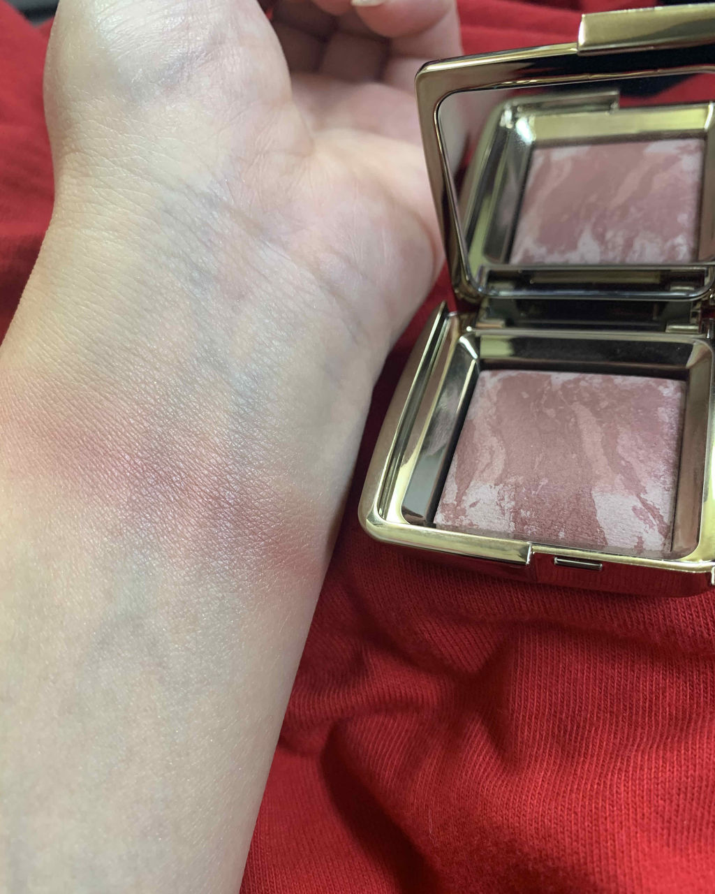HOURGLASS Hourglass Ambient Lighting Powderのクチコミ「皆さまおはようございます！

SEPHORA購入品⑤やっと終了。
初HOURGLASS。テンシ.....」（3枚目）