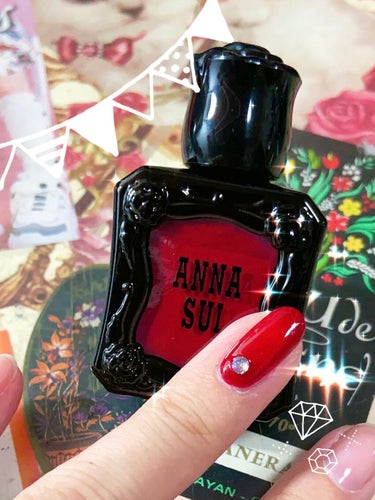 ANNA SUI ネイルカラー400

店頭で見て、色味に一目惚れして購入。
赤いネイルが好きなんですが、これがまさに理想の赤！って感じで買って良かったです。明度・彩度が理想的な赤で、ツヤすぎずマットす