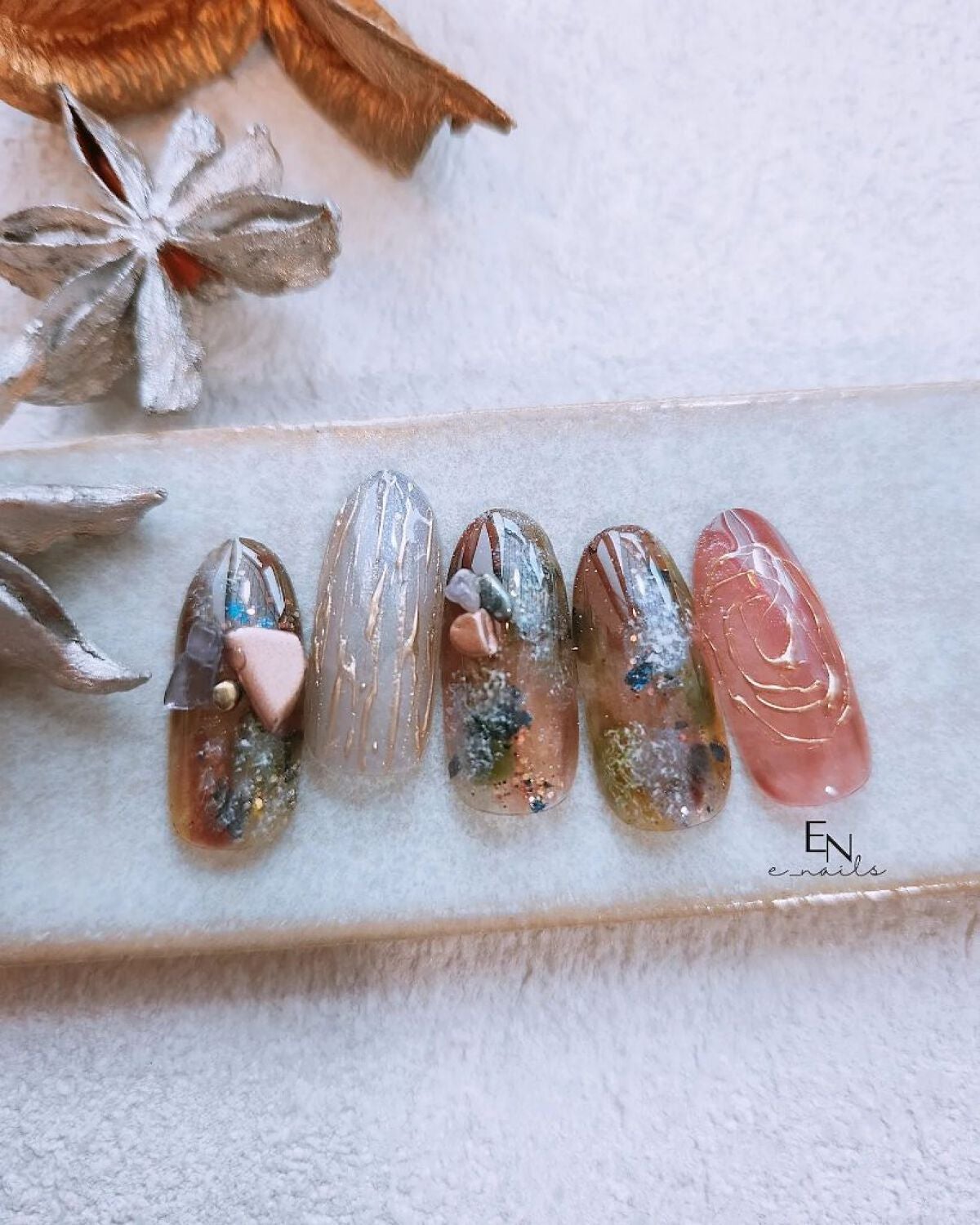 e_nails//フォロバ◎//ネイルとコスメ好きママ on LIPS 「左手のデザインをアレンジしてチップに❤@nail_miki先生..」(3枚目)