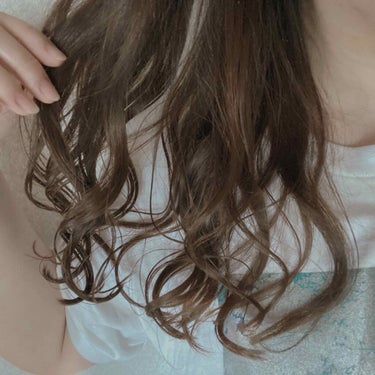 🌟巻き髪アレンジ🌟

定番のミックス巻き💇🏻‍♀️

耳下くらいの髪を外巻き→内巻きを繰り返してほぐしたあとに、表面の髪を細く何箇所か取って巻きます（日本語）

よくyoutubeなどでも皆さんが紹介さ