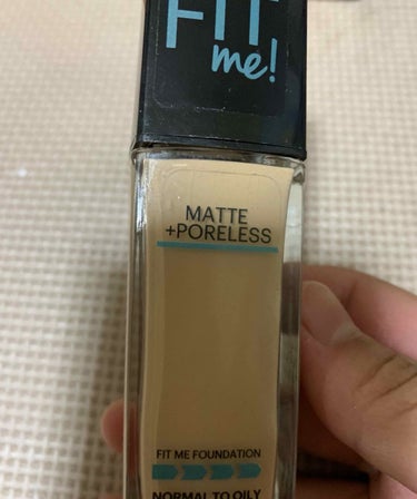 今回紹介するのは
MAYBELLINEのFITme! 220番

これの前まではケイトを使ってました
でも夏休み海に行きまくりで肌が黒くなってしまい、色が豊富なフィットミーを買ってみました。私はクッショ