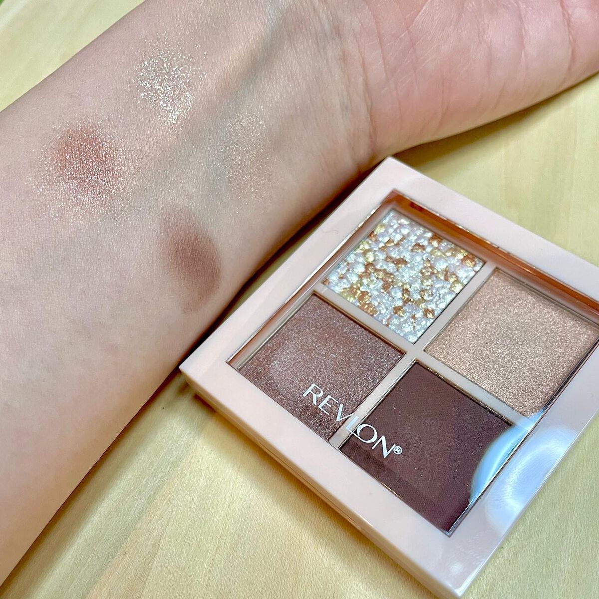レブロン ダズル アイシャドウ クアッド/REVLON/アイシャドウパレットを使ったクチコミ(1枚目)