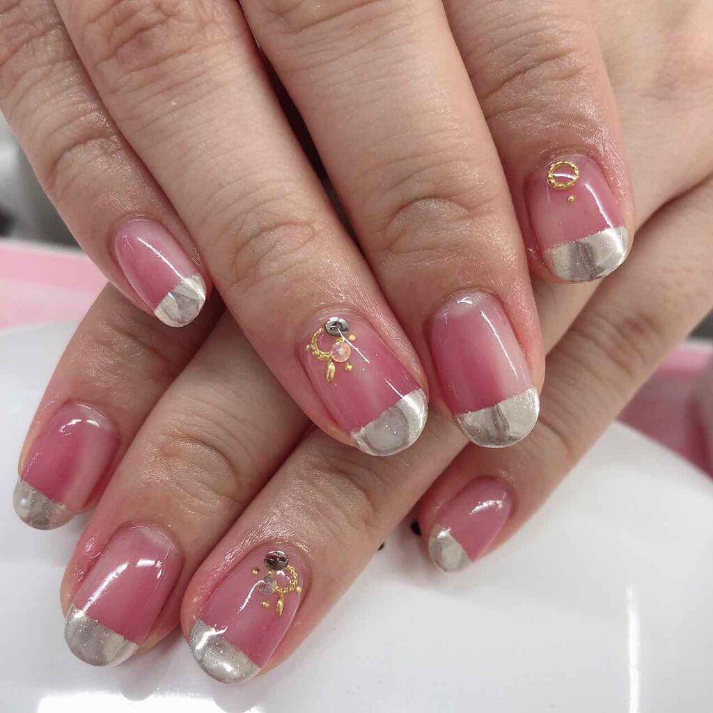 pipi's Nail 忘備録
.
ミラーフレンチネイル✨
メタリックで存在感あるミラーネイルをフレンチに。
ベース部分はくすみローズのような濃いめのピンクを薄めてクリア感あるカラーを塗りかけネイル風に。
ミラーネイルの派手さと抜け感あるベ