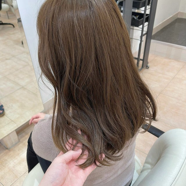 ヘアサロンの椅子に座る女性