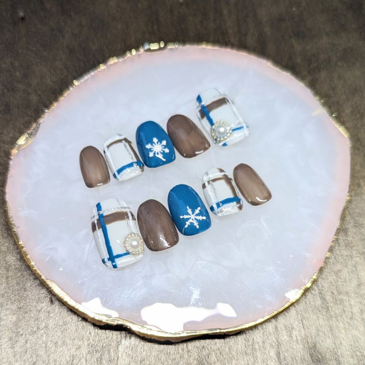 のぶみ on LIPS 「【チェック×スノーフレークの冬ネイル】久々にネイルチップ作って..」(2枚目)