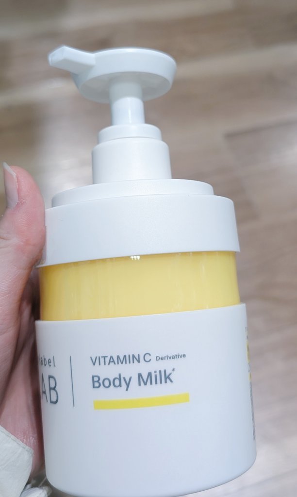 #アンレーベルラボ
#Vクリーミーモイスト
スルスル塗れてビタミンC系だとよく感じるベタつきや張り付く感じがなくて使いやすかったです！
しっかり肌も保湿されてもちもちになってくれたのが嬉しかったです♪

#ボディケア