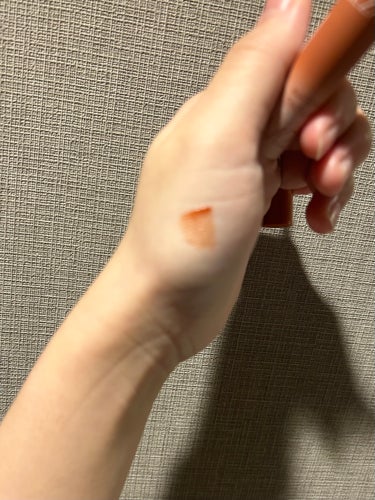 よいー！色もちだけはそんなしやんけどすごくもっちり潤うしオレンジ可愛すぎる🍊🧡
この値段帯で行ったらコスパ最強やとおもう
ウォーターだけあって乾燥してるときに塗ってるけど荒れないしおすすめ

3枚目が塗った後4枚目がビフォーです😇の画像 その1