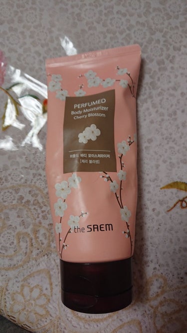 the SAEM パフューメッドボディモイスチャー#チェリーブロッサム

こちらは、3年ほど前から使いはじめて、もう5本目です！

もともと、身体が乾燥肌のため、色んなボディクリームを試しましたが、この