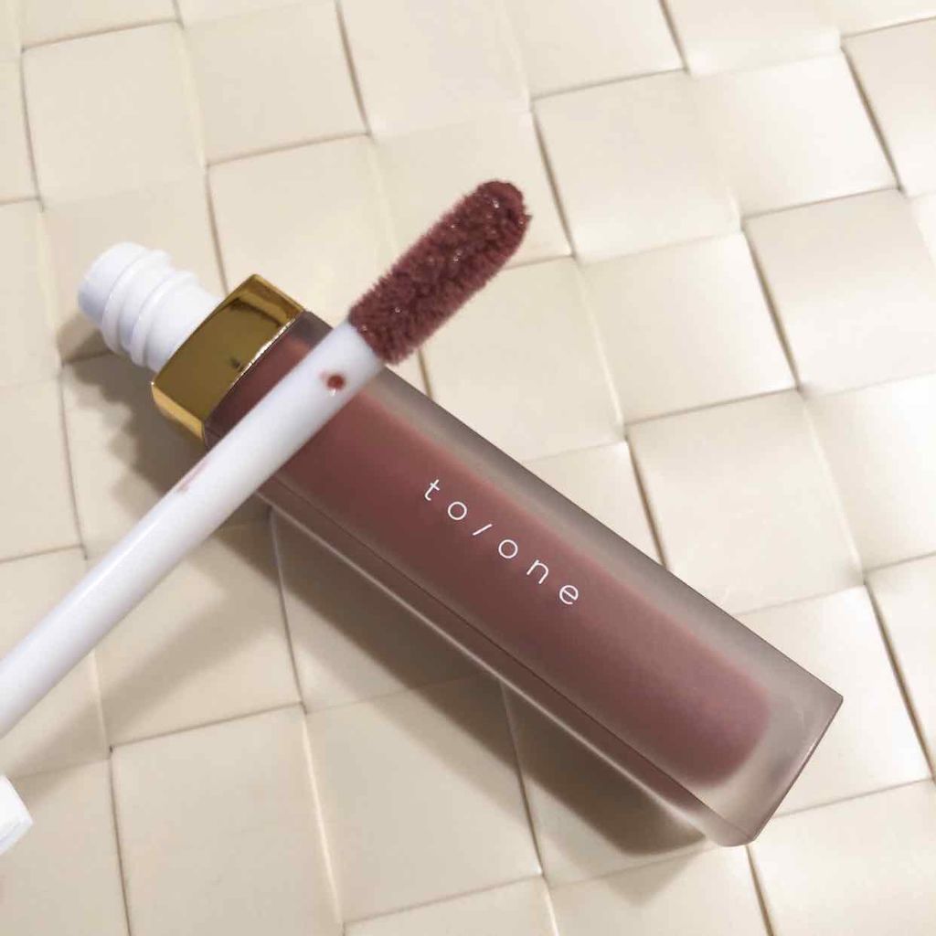 トーン ペタル エッセンス グロス/to/one/リップグロスを使ったクチコミ（2枚目）