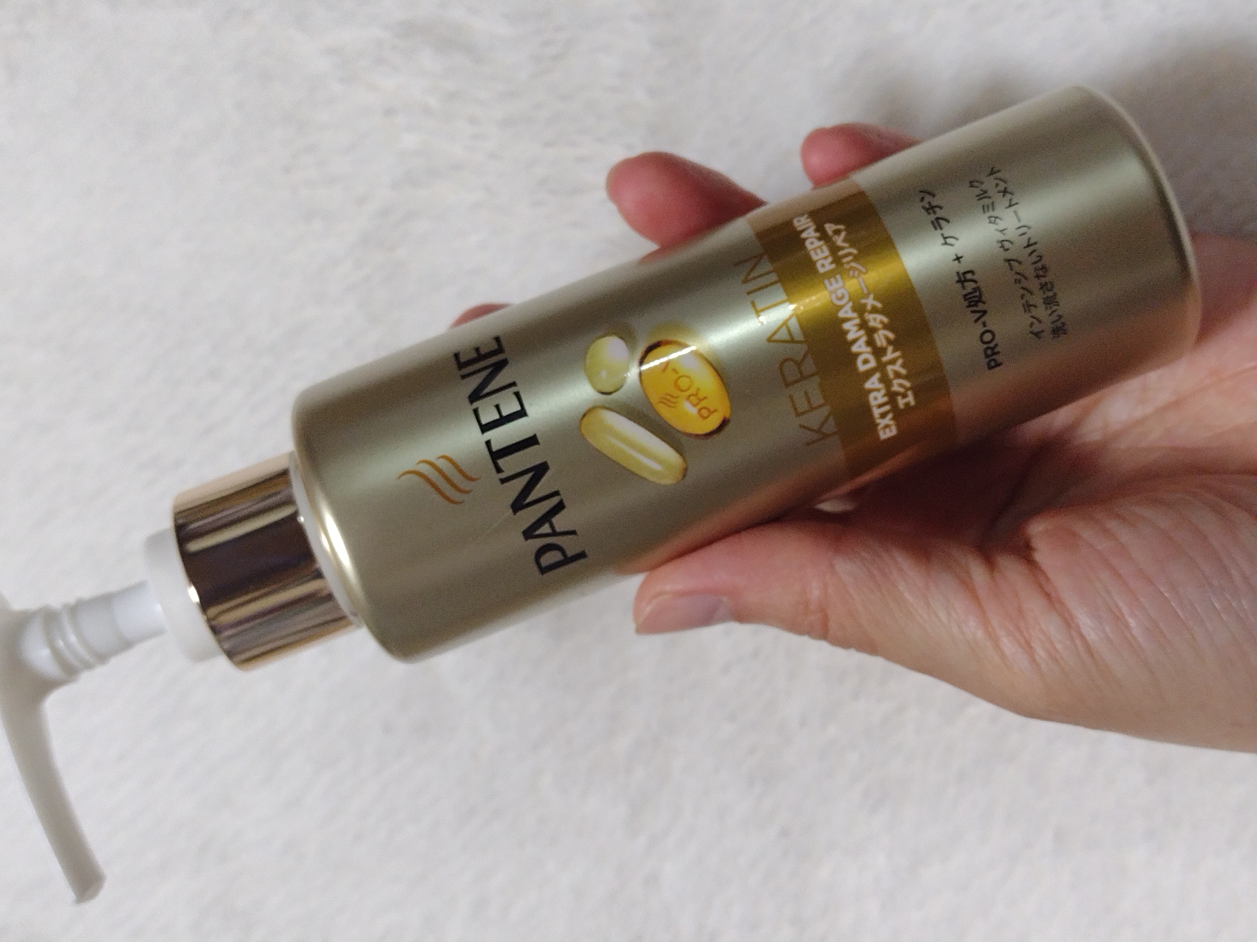 パンテーン エクストラダメージリペア インテンシブ ヴィタミルク 洗い流さないトリートメントのクチコミ「使いやすいプッシュのボトルです。

中身は、ほんのり黄色みのあるなめらなミルク。

シャンプー.....」（2枚目）