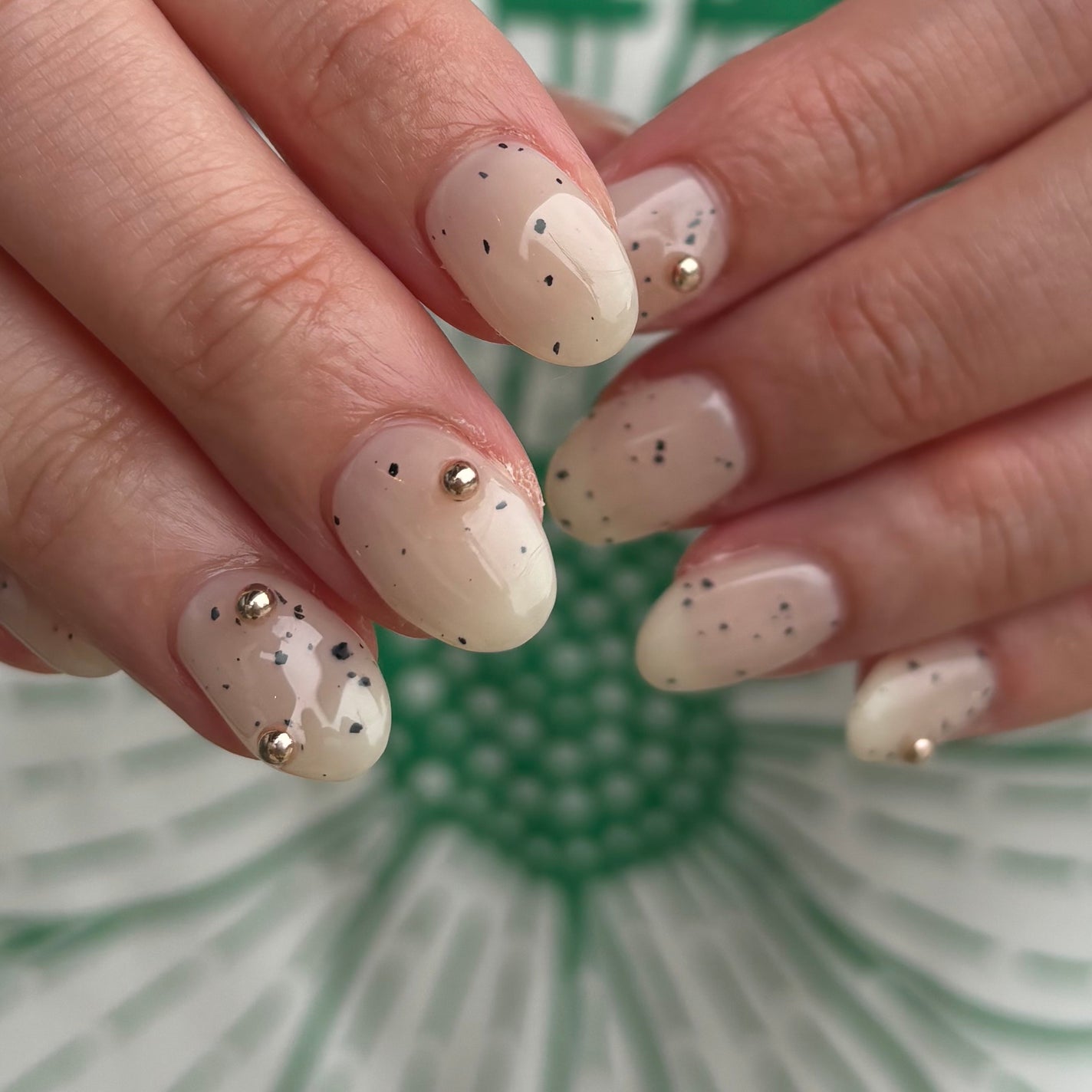 夏美🍉フォロバ on LIPS 「【韓国っぽダルメシアンネイル🐕🤎】シンプルにワンカラーにするだ..」(3枚目)