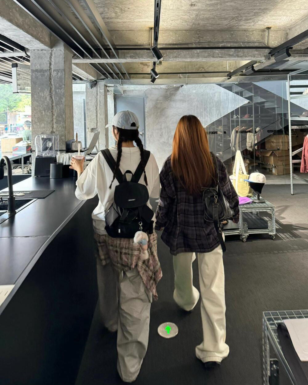 ひとみ on LIPS 「頼まれたらすぐに応じる友情は本当に楽しいです。#コーデ#韓国フ..」(5枚目)