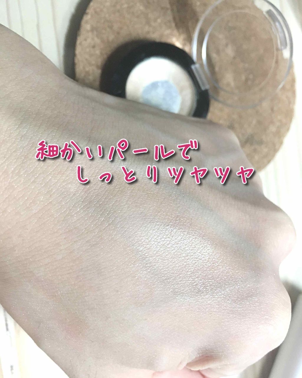 セリア AT グロッシーアイシャドウのクチコミ「４年愛用中。

難発色、粉飛びしやすいアイシャドウの前にはこちらをプラス。

シャドウの色を邪.....」（3枚目）