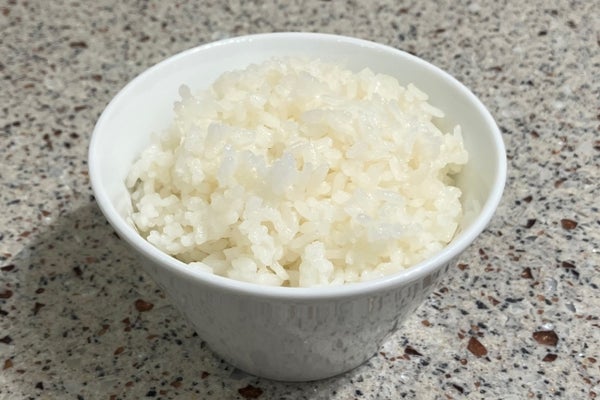 お茶碗に盛られた白米