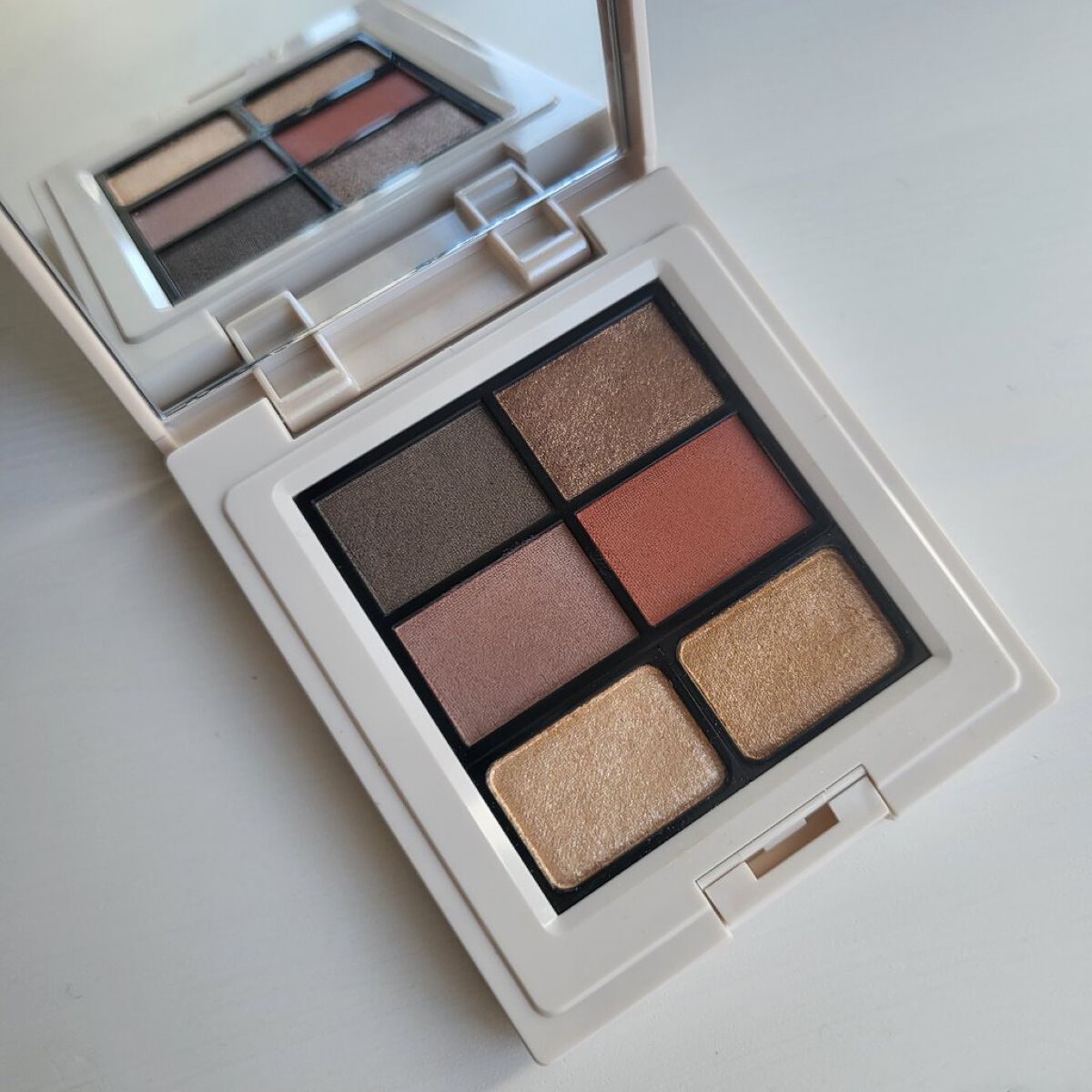 ミネラルクラッシィシャドー2022CF ビタークチュール/エトヴォス/アイシャドウパレットを使ったクチコミ（1枚目）