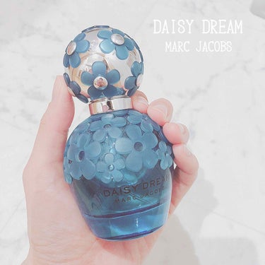 MARC JACOBS BEAUTY デイジー ドリーム オードトワレのクチコミ「DAISY DREAM
甘みのある爽やかな香り。

付けすぎると香りが主張するので、
空気にシ.....」（1枚目）