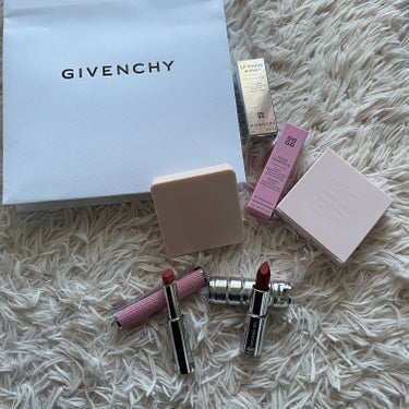 毎年恒例GIVENCHY福袋💄
1万円💰

お得だけど去年の方が金額面ではお得。
使いやすいのは断然こっち☝︎
大好きなローズパーフェクト入ってる♡
スキン PFCT コンパクト クリーム もリピしてる