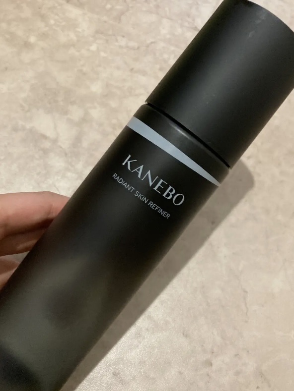 おすすめ拭き取り使い切りレポ🙌

KANEBO
ラディアント　スキン　リファイナー

200ml入っていて、2ヶ月ほどでなくなりました☺️

拭き取り汚れなどを取り去ってくれて
潤いも与えてくれる☺️

使った感じ、おっしゃる通りでした�