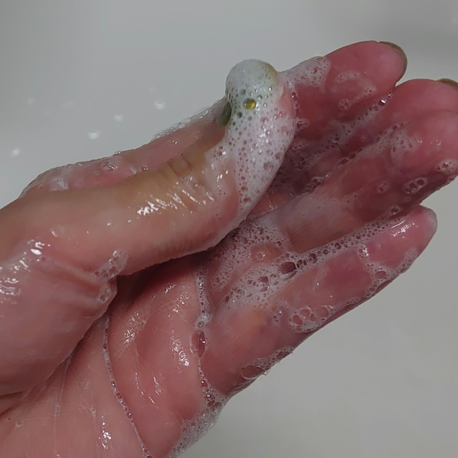 plu スクラブウォッシュ　ラズベリーミントのクチコミ「plu　スクラブウォッシュ（ラズベリーミント）


スクラブ入りのボディウォッシュ。
ボディタ.....」（3枚目）