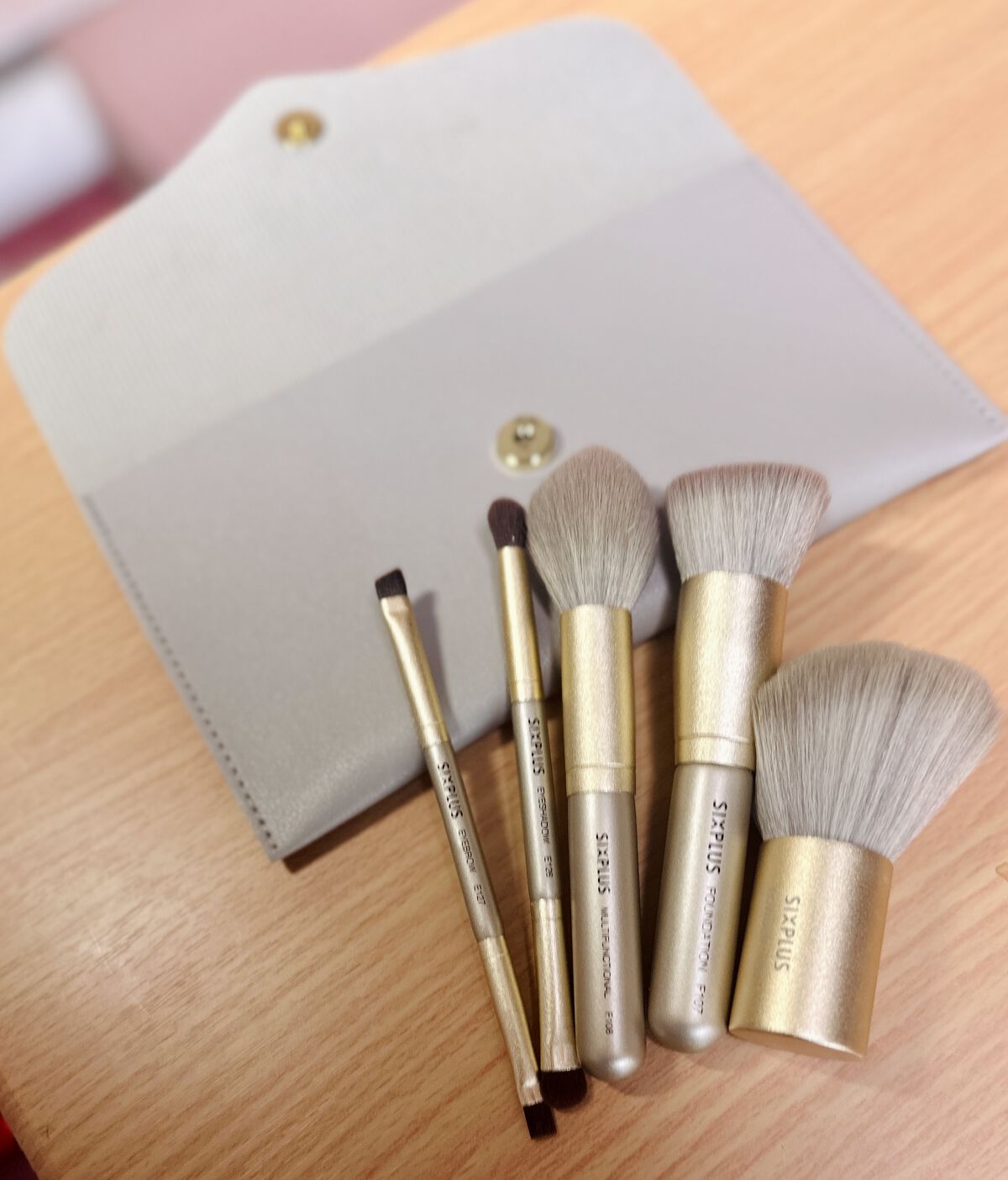 SIXPLUS 携帯用 メイクブラシ5本セット Playシリーズ/SIXPLUS/メイクブラシを使ったクチコミ（1枚目）