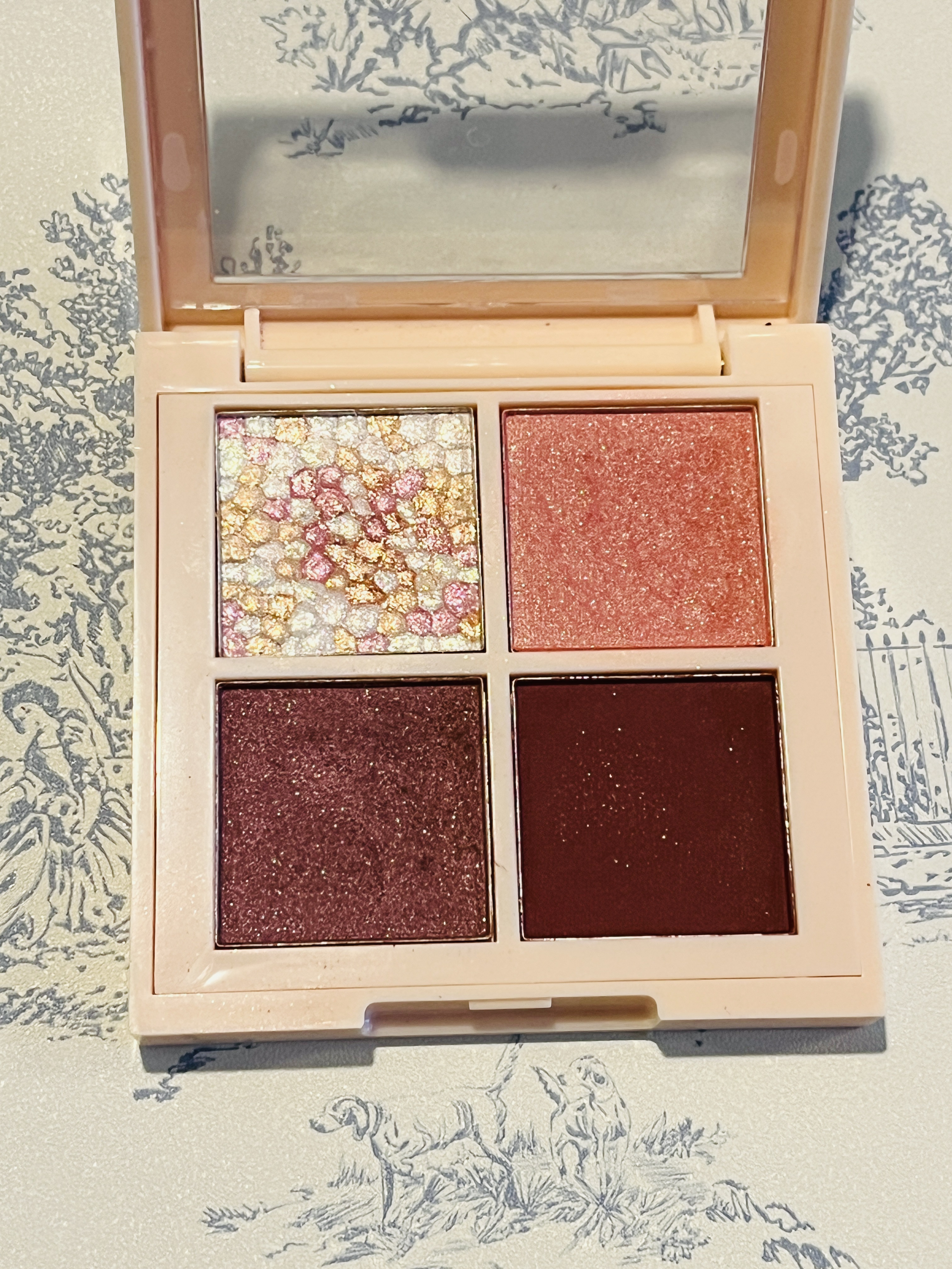 レブロン ダズル アイシャドウ クアッド 003 ヴィンテージ ローズ/REVLON/アイシャドウパレットを使ったクチコミ（2枚目）