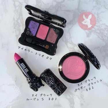 ANNA SUI スイ ブラック パウダー ブラッシュのクチコミ「 🥀 ティーローズの素敵な香りがします

(((o(*ﾟ▽ﾟ*)o)))♡スウォッチあり


.....」（1枚目）