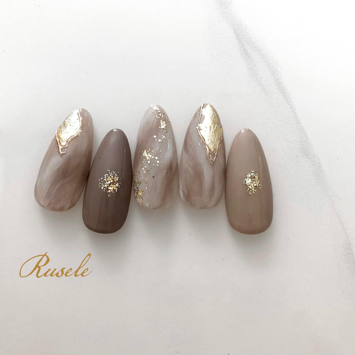 #箔ネイル,#金箔ネイル,#ニュアンスネイル,#トレンドネイル,#グリッターネイル,#ラメネイル,#冬ネイル,#ミラーネイル,#女子ネイル,#上品ネイルのネイルデザイン