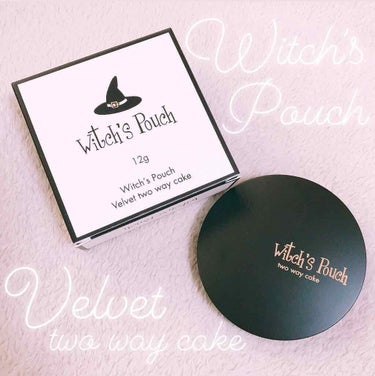 Witch's Pouch
Velvet  two way cake 21

テスターで試し、一目惚れしたので
購入してしまいました🤩

とにかく粒子が細かく、しっとりしているのに
サラサラ感もありとても優秀です！！！

香りもキツすぎない韓国コスメならではの香り
といった感じです！

パフを入れるところもあり
パフの他にスポンジもついていました！

私の予測ですが
パフでつけるとふんわりとした肌に仕上がり、
スポンジでつけると密着しセミマットな仕上がりになるのではないでしょうか！

色展開
・21（ナチュラル ベージュ）
・23（サンド ベージュ）

これから使い込んでいくのが楽しみです！

価格:1,264円（税込み）

#witchspouch 
#ウィッチズポーチ 
#プチプラ 
#ファンデーション 
#パウダー 
#韓国コスメ の画像 その0