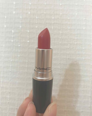 友達から頂いた誕生日プレゼント🎁
MACの口紅です💄
発色も良くて自分にぴったりでした☺︎
でも私は口紅を塗るのが下手くそで、薬用リップを塗った後にもかかわらずカピカピになってしまいます😢改善方法教えて