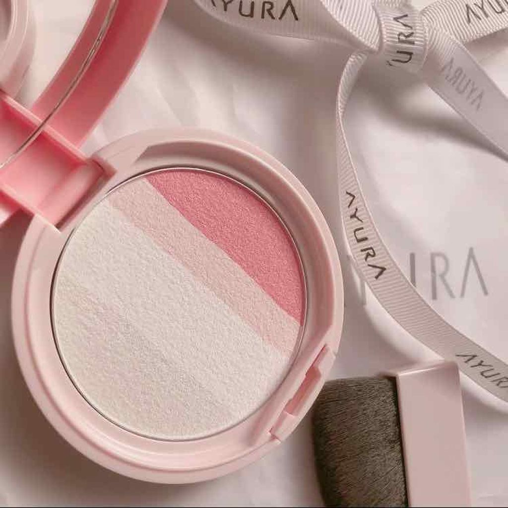 AYURA ブライトアップパウダー（サクラフローレット）のクチコミ「会議前や人と話をする時のメイク直し用に使っています。
4色を混ぜて筆に乗せるとツヤ感が復活して.....」（1枚目）