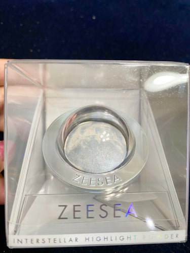 #ZEESEA の　#惑星ハイライト #MBマーキュリーブルー　をずっと欲しくて欲しくてやーーーーーっと買った！！
どの色も良かったけどマーキュリーブルーに心惹かれて買った。

土台もついてて置いてても