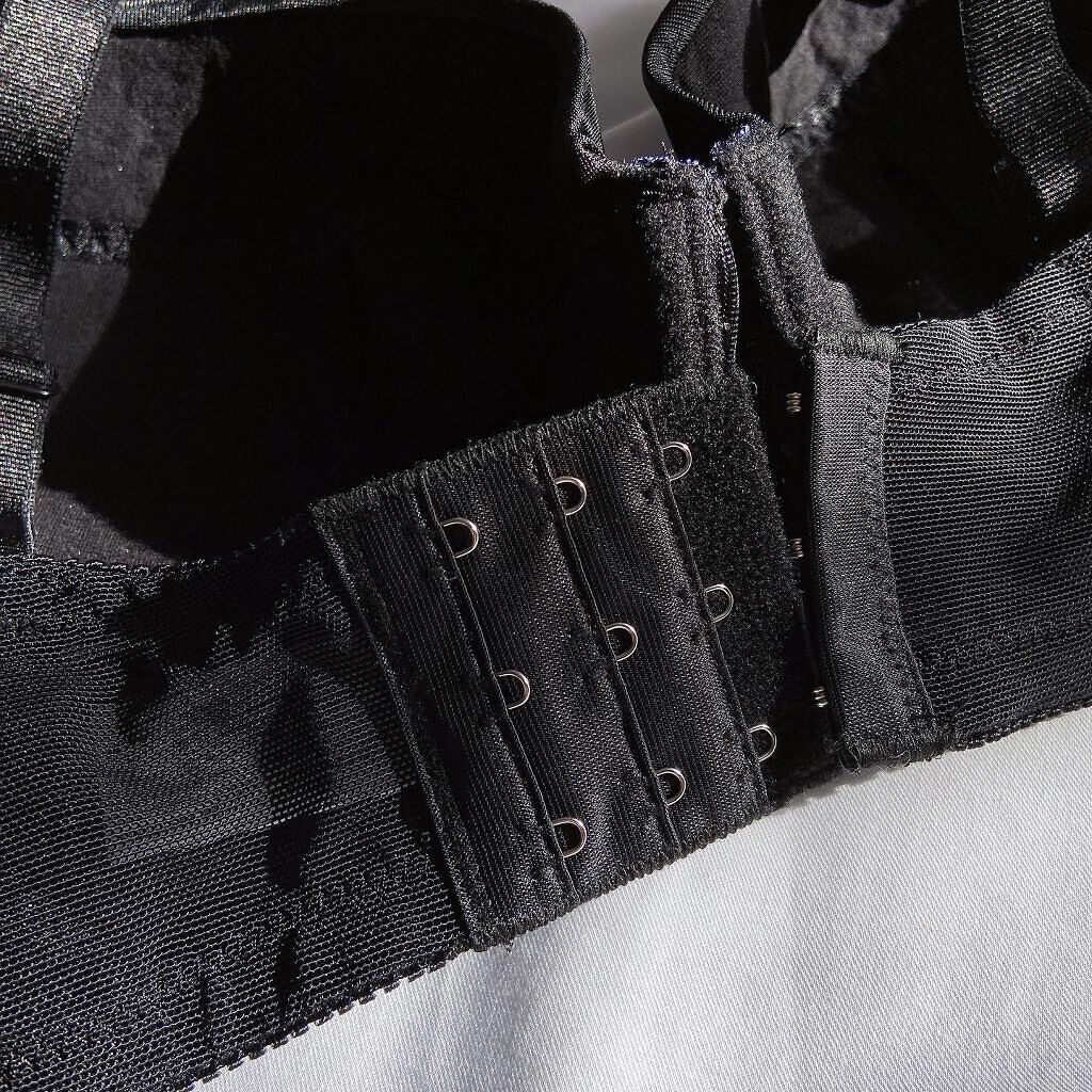 おんぷ on LIPS 「グラマーさんにおすすめブラ🙆♀️グラマーさんあるある✔胸のせ..」(4枚目)