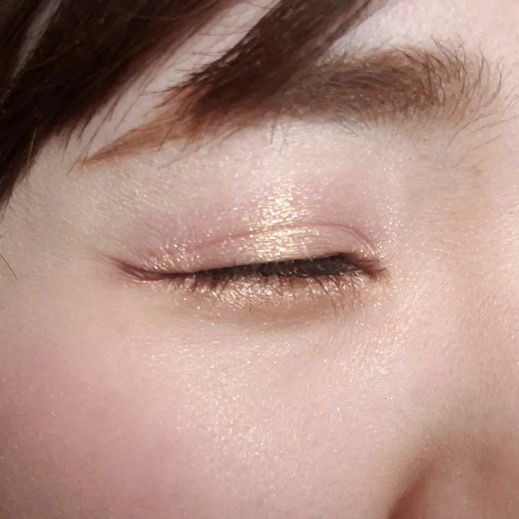 ダズルシャドウ オー ソー ギルティ/M・A・C/単色アイシャドウを使ったクチコミ（2枚目）