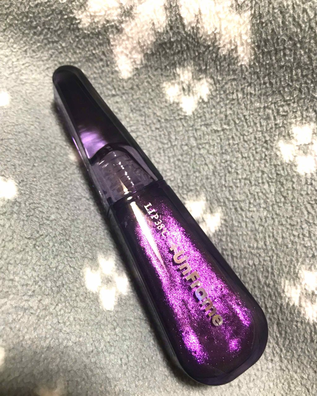 LIP38℃ +UnFrame<ホログラフィック>/UZU BY FLOWFUSHI/リップグロスを使ったクチコミ（2枚目）