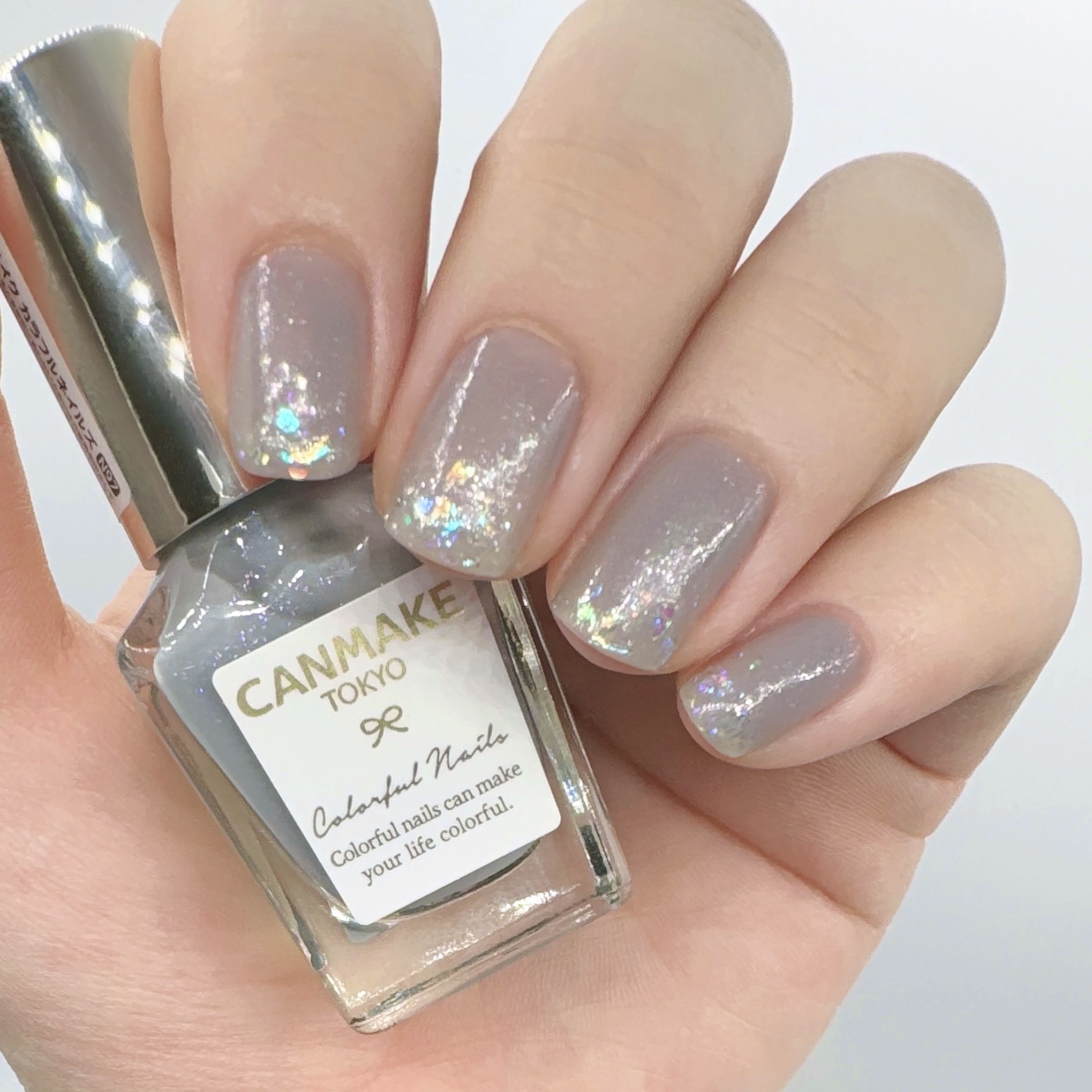 キャンメイクのポリッシュ2色を使って冬っぽい寒色ネイル❄️

N24はクリアベースの大きめラメ、N97は淡めのブルーグレー。

指先を動かすたびに、先端に載せたホログラムがキラッと輝いてとても可愛いです。

今回はラメ入りのトップコートを使