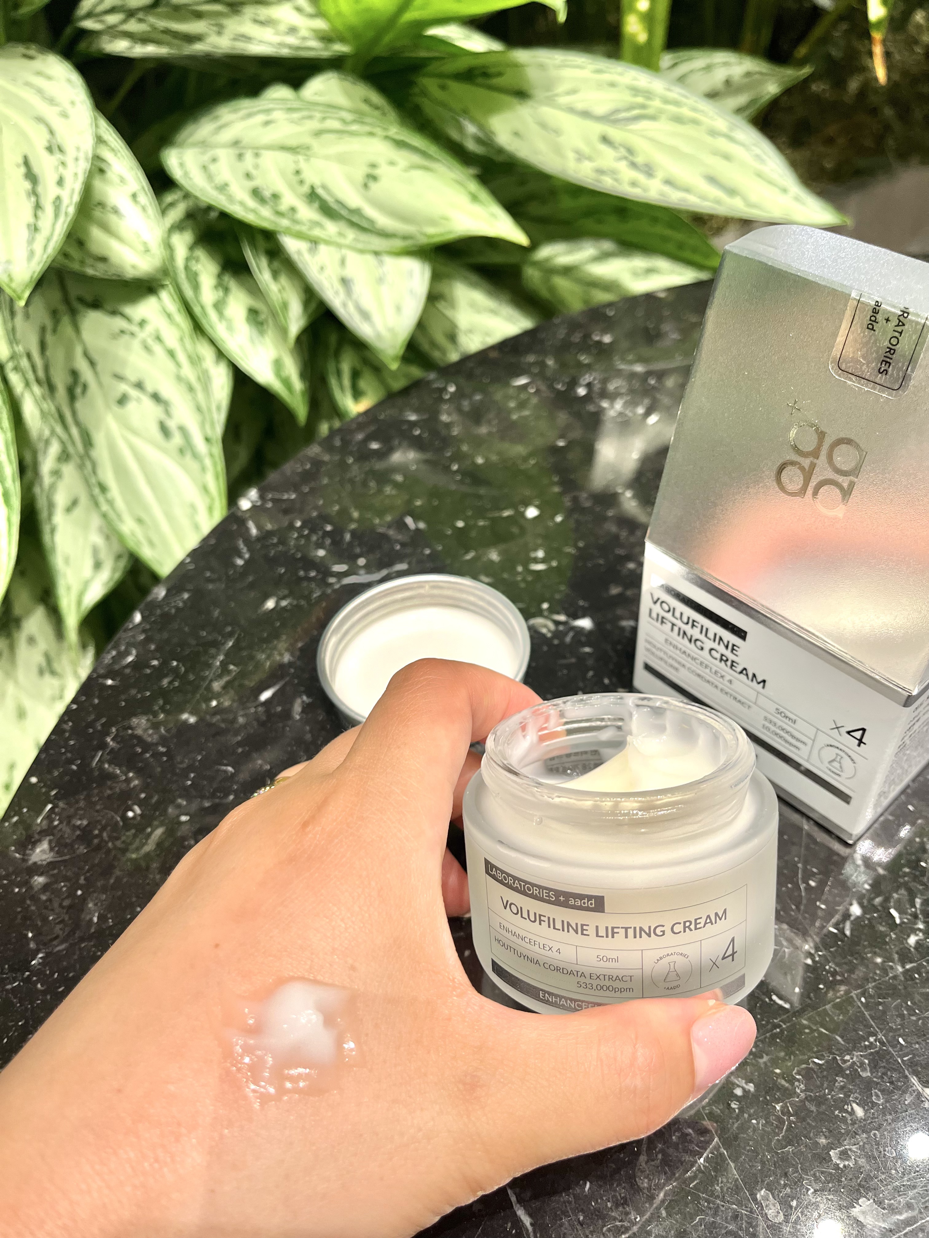 4点購入し、ライン使いしています。
軽めのテクスチャーなのに保湿力が高く、ベタつかないので使いやすいです。
敏感肌の方にもおすすめです。