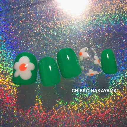 なかやまちえこ on LIPS 「Green🌼⠀⠀365日ネイル88日め⠀このグリーン可愛いです..」(1枚目)