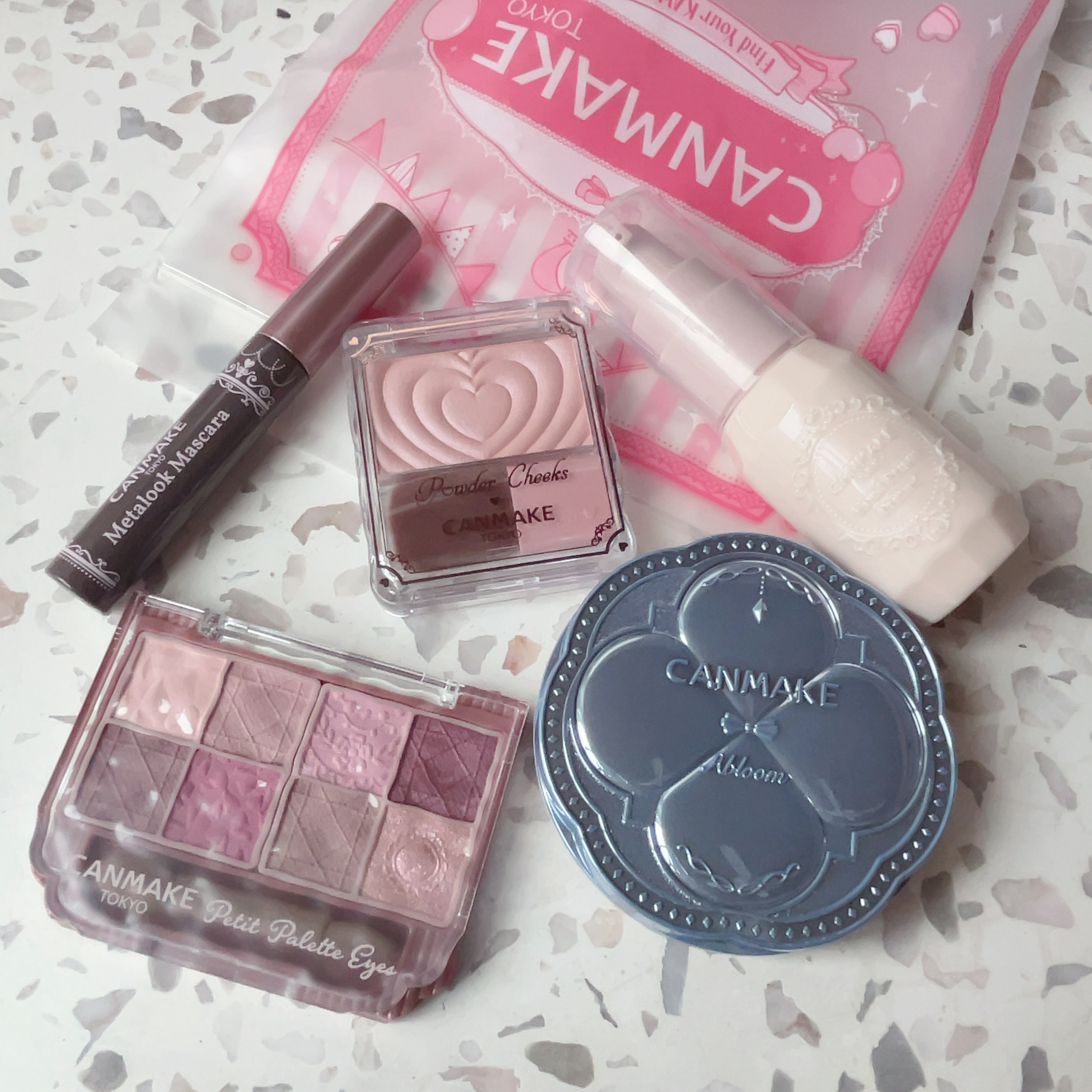 イルミネイティングフィニッシュパウダー　～Abloom～/キャンメイク/プレストパウダーを使ったクチコミ（2枚目）