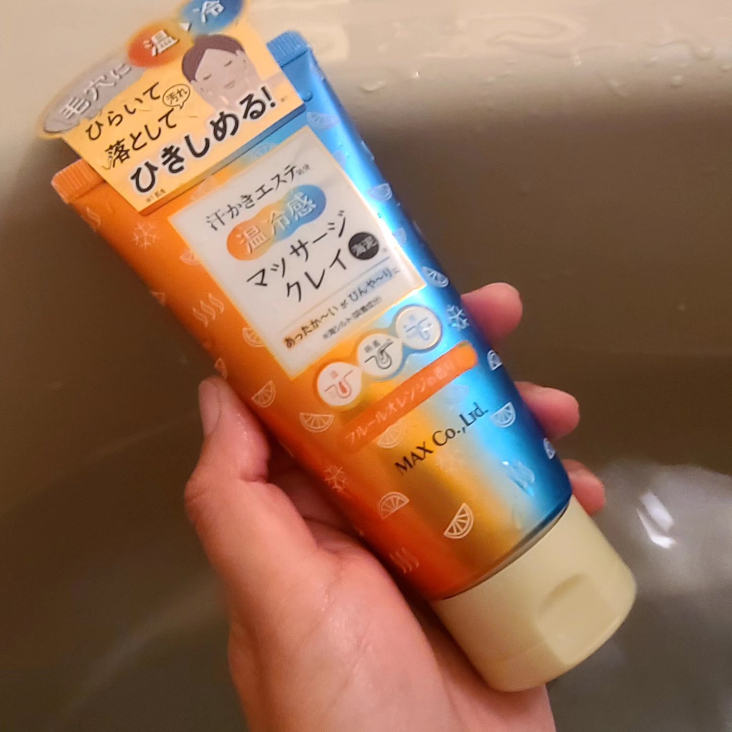 


毛穴が気になる私が
今使っているのはこちらです♪
汗かきエステ気分
温冷感マッサージクレイ

毛穴に温→冷
ひらいて落とし
ひきしめる!


手に出してみると
フルールオレンジの香りが爽やか♪

とろっとしたテクスチャーで肌に伸びやす