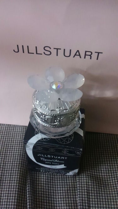 こんばんは！あやめです！
今日は！JILLSTUART クリスタルジェリービジュー03  スノー
です！
これも実は買ってましたシリーズ♡
明日は04取りに行きます！！楽しみ♡

これはですね、見た目は