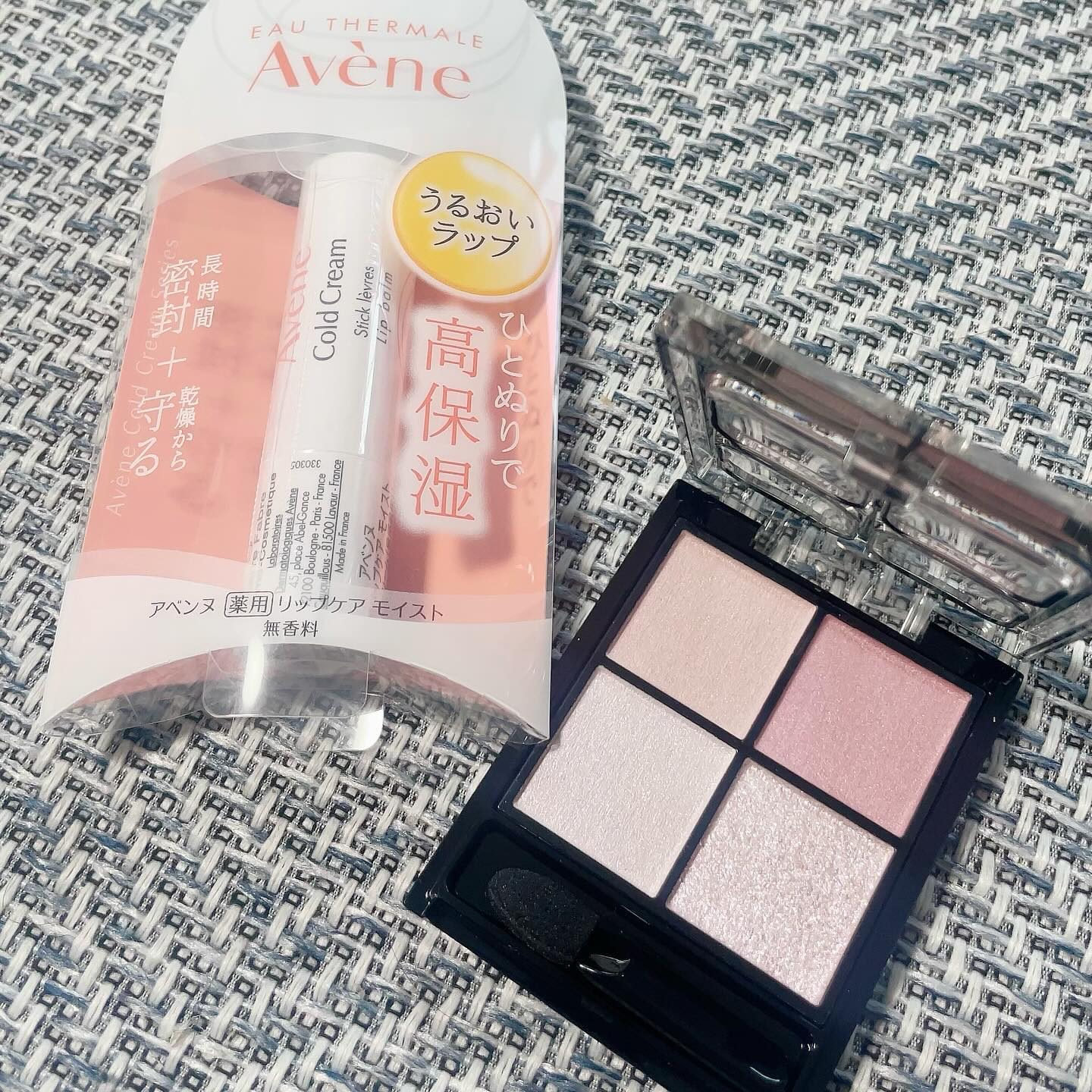 #コスメ購入品 
アベンヌのリップクリーム♡
自然なうるおいが長続きする感じで何本目か分かんないくらいお気に入り🤗

ケイトのポッピングシルエットシャドウ
色はモーヴピンク❣️
上段のカラーは肌に乗せると見た目より少し濃い発色☝️下のハイ