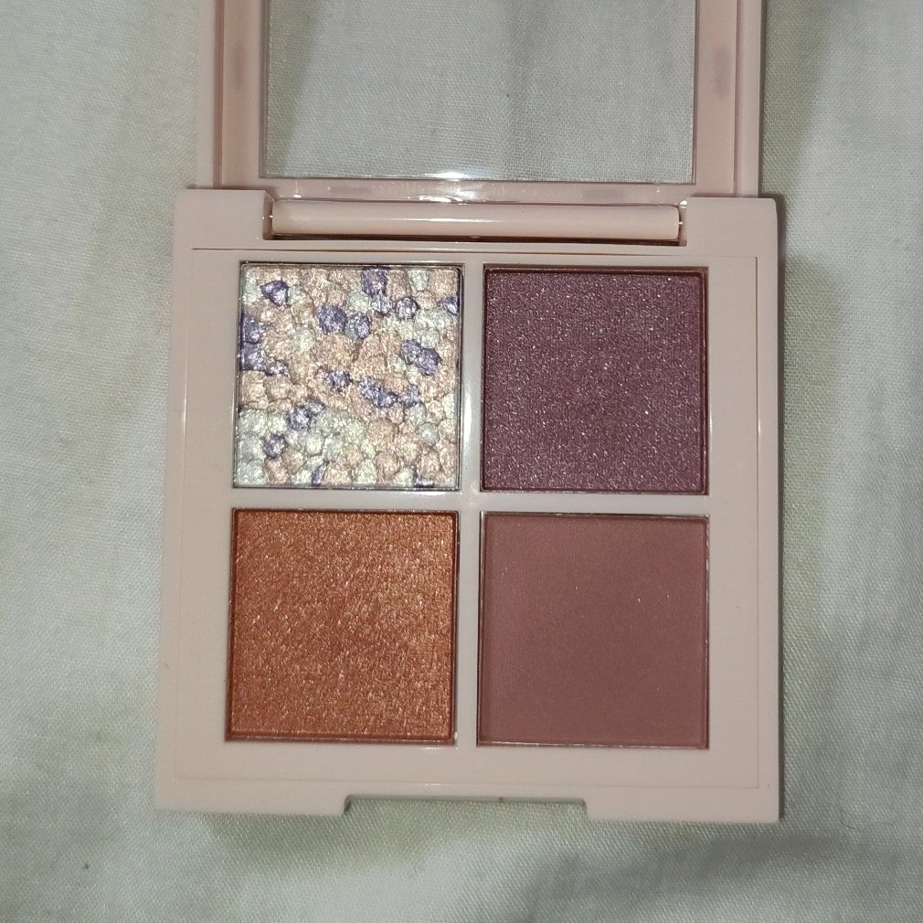 レブロン ダズル アイシャドウ クアッド/REVLON/アイシャドウパレットを使ったクチコミ（3枚目）