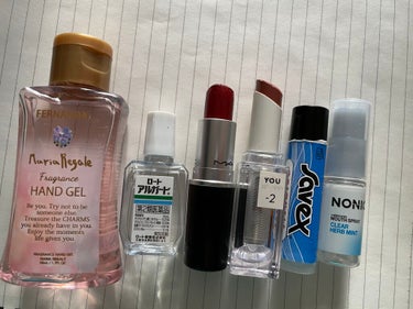 【持ち歩きコスメ💄】

こんにちは、はじめまして🙇🏻‍♂️
カリンと言います🌹

最近持ち歩いてるリップとかを紹介したいと思います🙌🏻

リップはサベックスをで保湿してから、UZUのマットリップの-2°