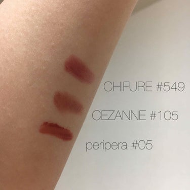 愛用のブラウンリップ🧸

CHIFURE #549
しっかり発色！少し暗めの濃い綺麗な赤です🥀
マットだけどパールの輝き
匂いと味はほとんどしないですが、
若干粘土っぽいかも？？？
唇が荒れやすい人には