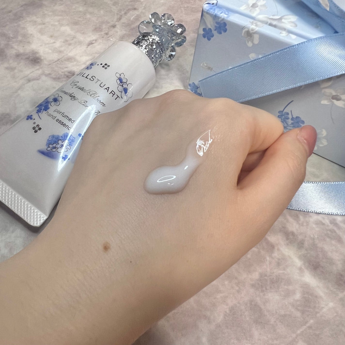 ジルスチュアート クリスタルブルーム サムシングピュアブルー パフュームドハンド エッセンス /JILL STUART/ハンドクリームを使ったクチコミ(3枚目)